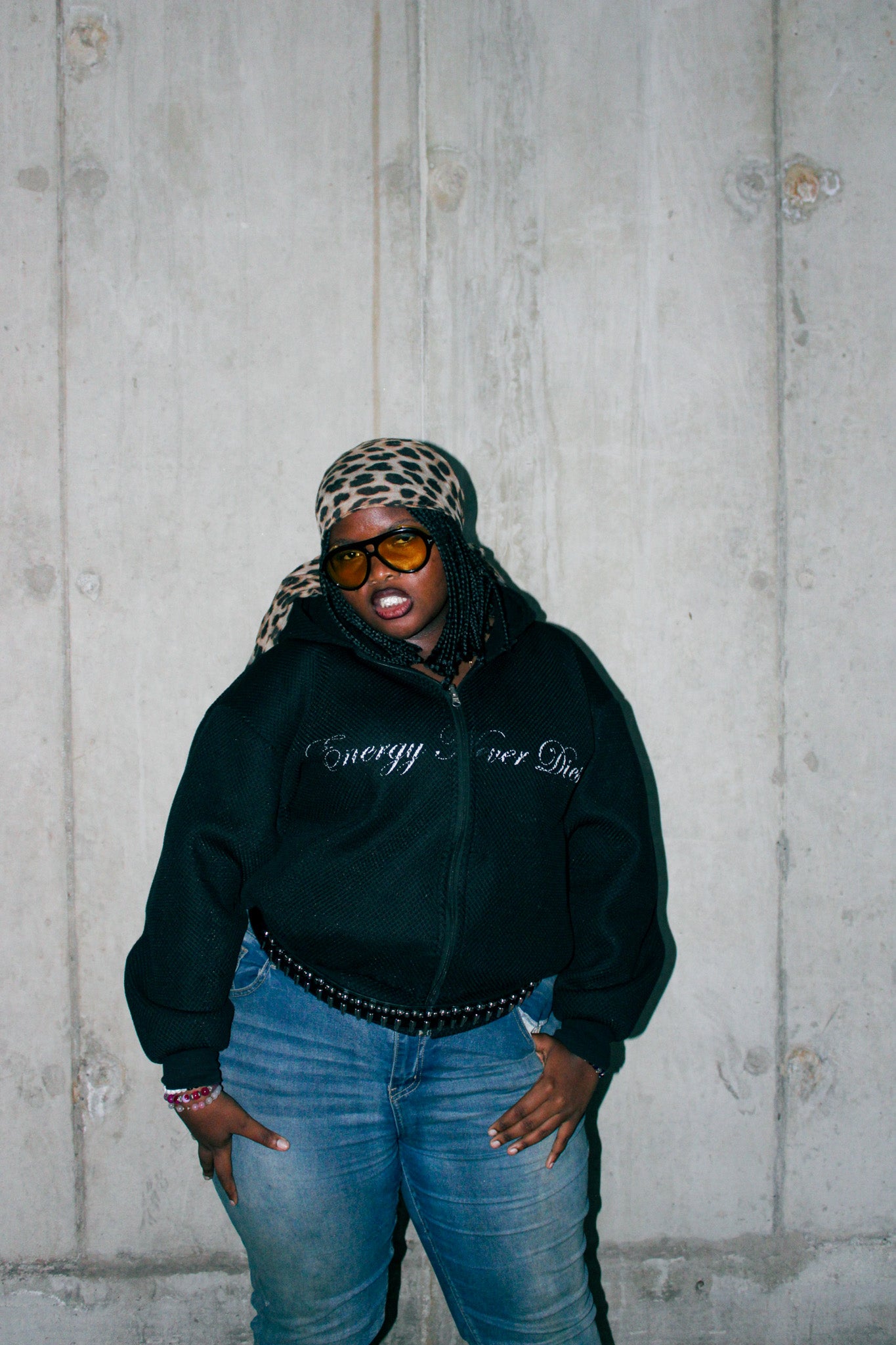 "END" white zip up jacket (black)