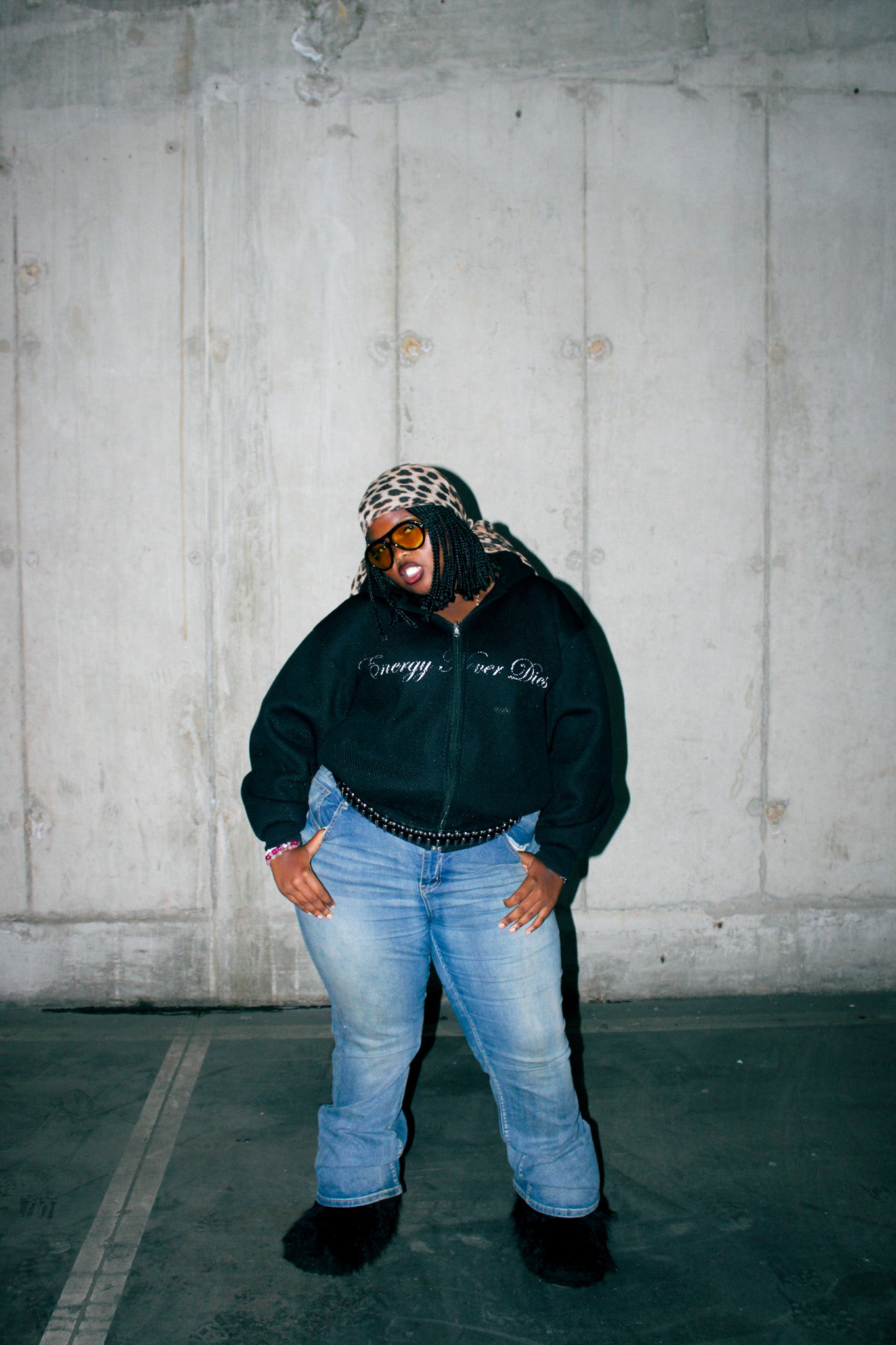 "END" white zip up jacket (black)