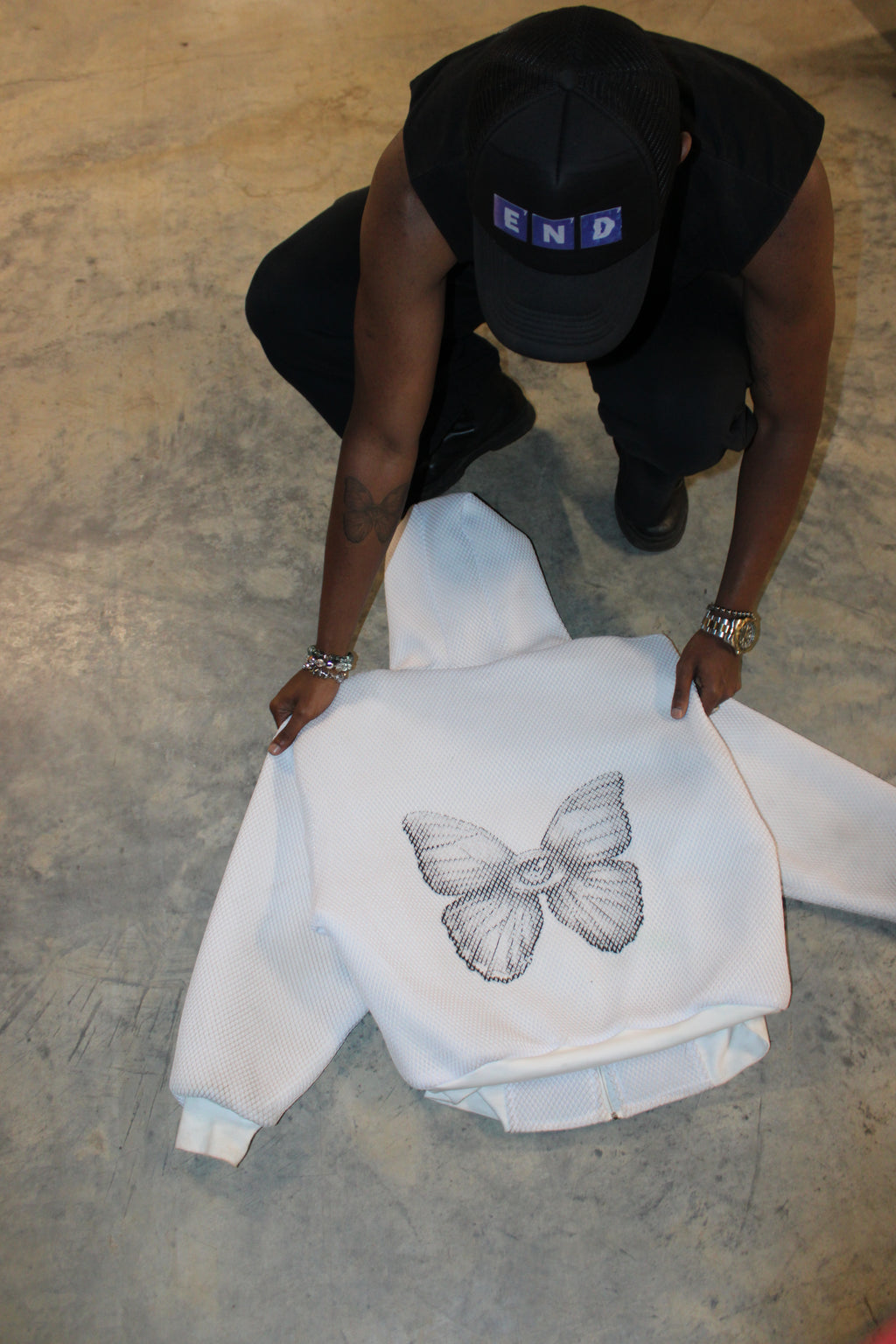 "END" white zip up jacket (white)