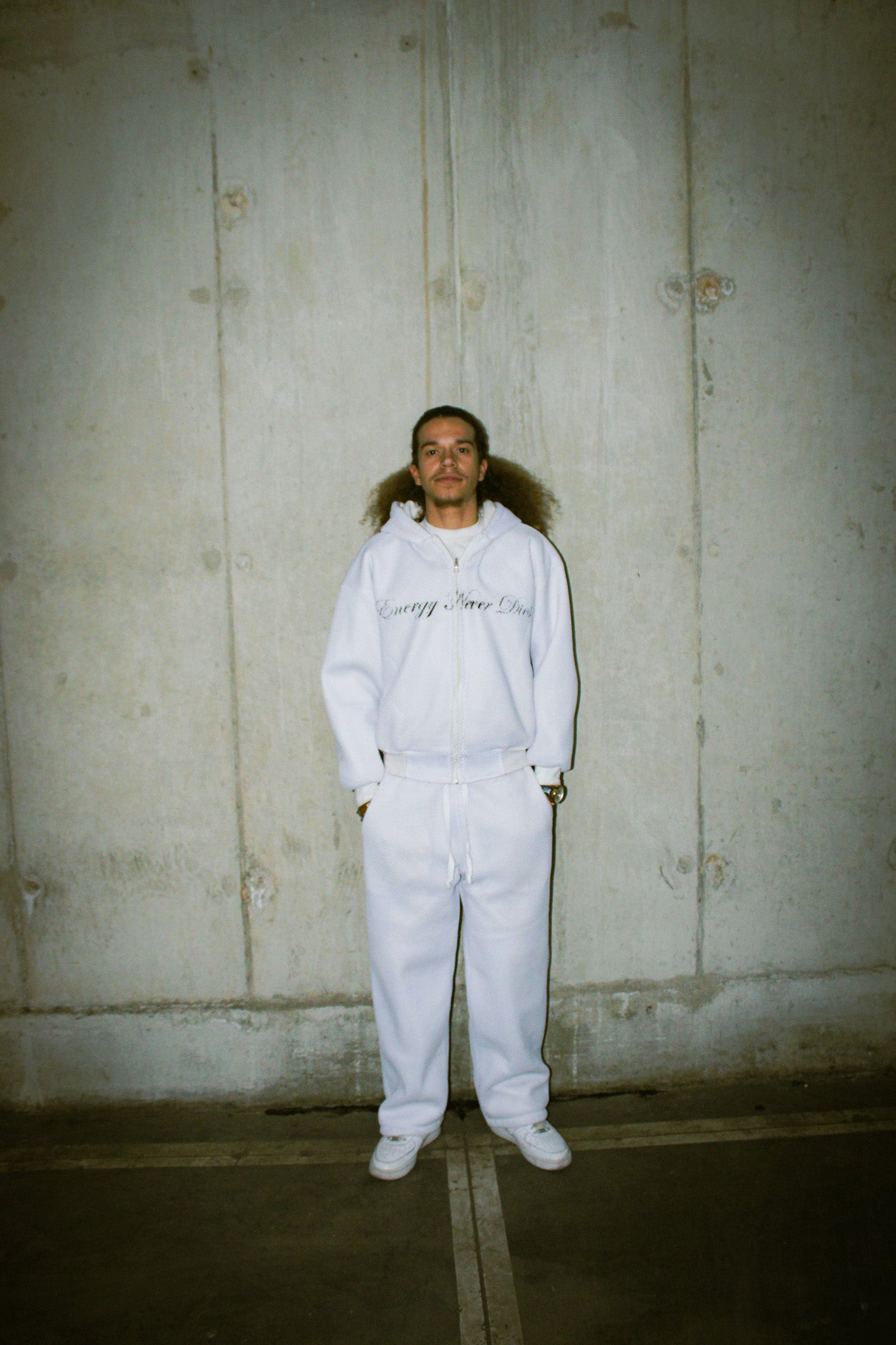"END" white zip up jacket (white)